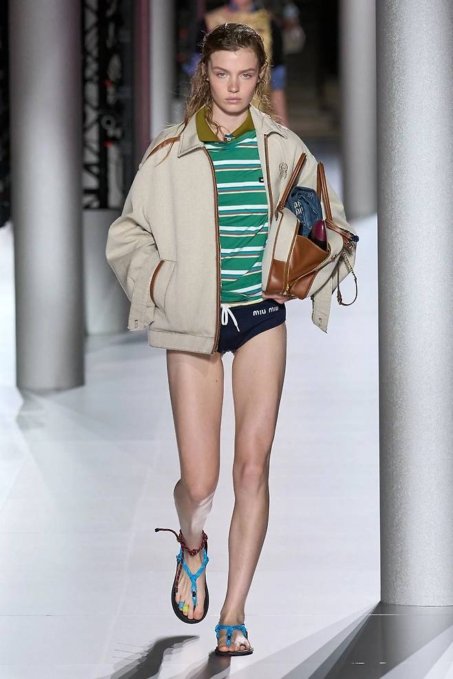 미우미우의 2024 봄여름 컬렉션에도 스트라이프 폴로셔츠에 삼각팬티를 입은 모델들이 대거 등장했다. 미우미우 제공