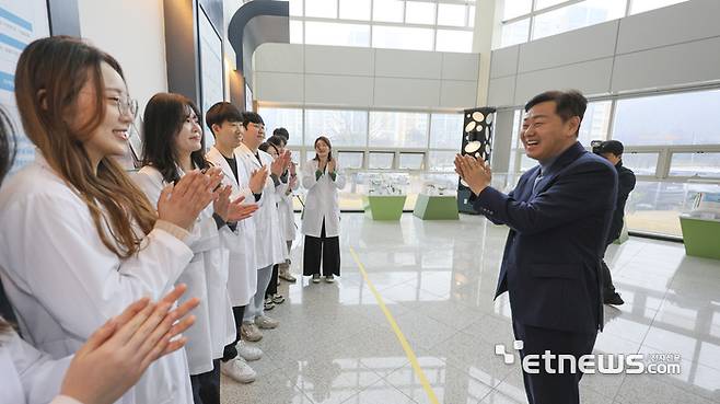 김관영 전북특별자치도지사가 농축산용미생물산업육성센터를 방문해 연구원들과 대화를 나누고 있다.