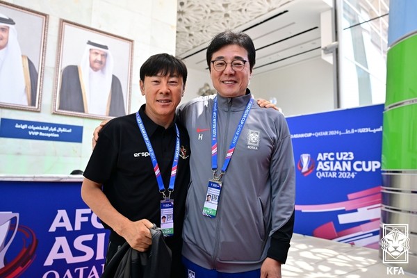 신태용 인도네시아 감독(왼쪽)과 황선홍 한국 올림픽 대표팀 감독. 대한축구협회 제공