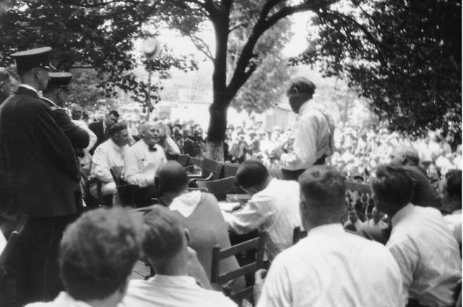 ‘스코프스 원숭이 재판’이 절정에 이른 마지막 날에 미국 테네시주 데이턴의 법원 잔디밭에서 클래런스 대로(오른쪽 서 있는 인물)가 윌리엄 제닝스 브라이언(맞은편에 앉아 있는 인물)을 반대 심문하고 있는 모습. 책과함께 제공