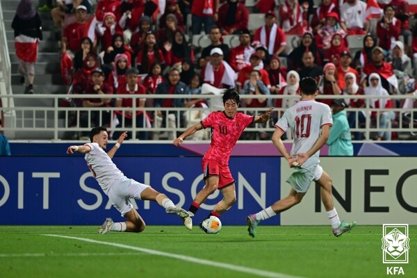 한국의 홍윤상이 26일(한국시간) 카타르 도하 압둘라 빈 칼리파 스타디움에서 열린 2024 아시아축구연맹(AFC) 23살 이하(U-23) 아시안컵 8강전 인도네시아와 경기에서 돌파하고 있다. 대한축구협회 제공