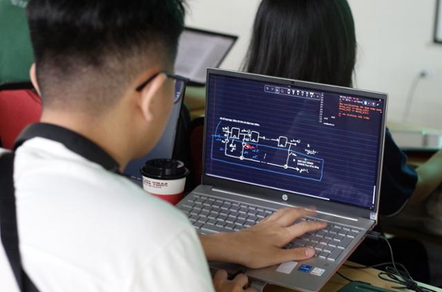 지난 6일 베트남 하노이과학기술대학교(HUST)에서 진행된 반도체 회로 설계 강의에서 한 학생이 교수의 설명을 컴퓨터에 받아 적고 있다. 하노이=허경주 특파원