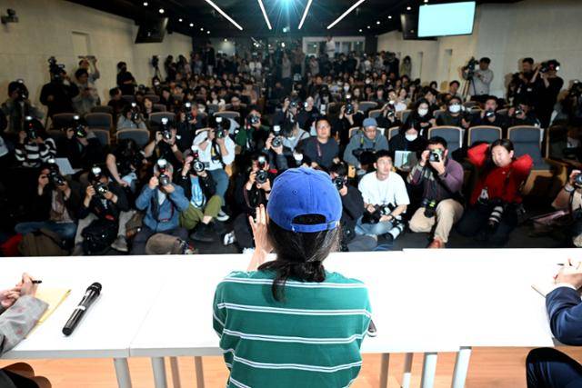 민희진 어도어 대표이사가 25일 서울 서초구 한국컨퍼런스센터에서 긴급 기자회견을 하고 있다. 박시몬 기자