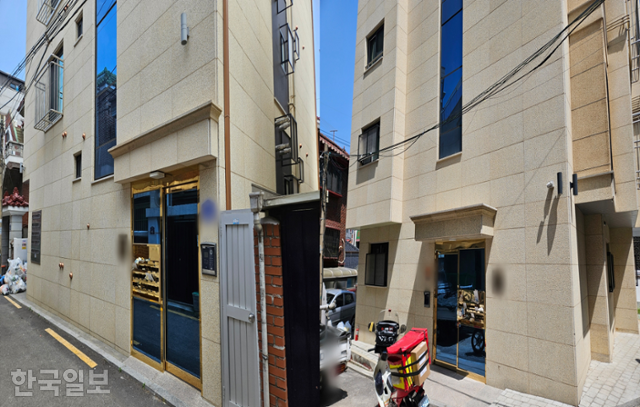 25일 서울 관악구 신림동 일대 전세사기 피해자들이 거주하는 A타워(왼쪽 사진)와 B타워. 같은 건축사사무소에서 설계해 외양이 비슷하다. 오세운 기자
