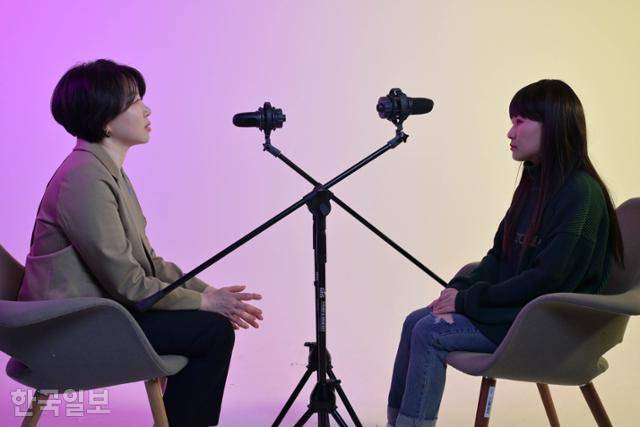동성 연인과 수년 전 사별한 김우진(가명·오른쪽)씨를 3월 21일 서울 중구 한국일보사에서 만났다. 인터뷰로 우진씨에게 생길 수 있는 여파를 고려해 이름은 가명으로, 나이나 직업 같은 신상 정보는 적시하지 않았다. 사진 역시 그의 의견을 반영해 촬영했다. 정다빈 기자