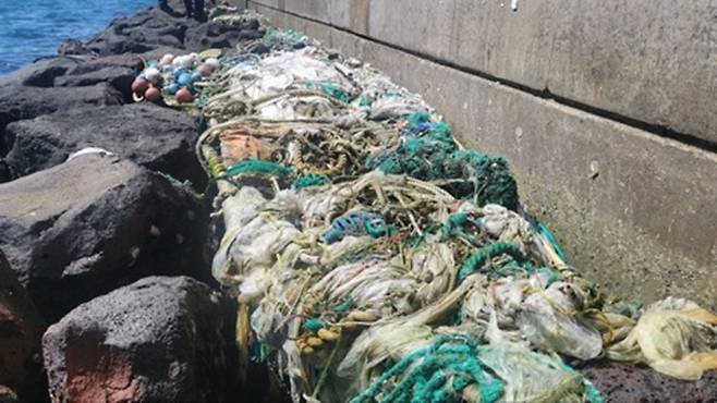 어제(25) 제주 외항 동방파제 인근 해상에서 수거된 폐그물 (사진, 제주해양경찰서)
