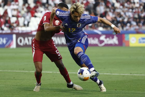 카타르와의 23세 이하 아시안컵 8강전에서 드리블 돌파를 시도하는 일본 미드필더 구류 마쓰키(오른쪽). AFP=연합뉴스