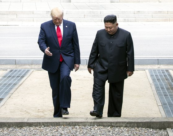 2019년 6월 판문점 군사분계선 북측 지역에서 만나 인사한 뒤 남측 지역으로 이동하는 트럼프 당시 대통령과 김정은 북한 국무위원장. 연합뉴스