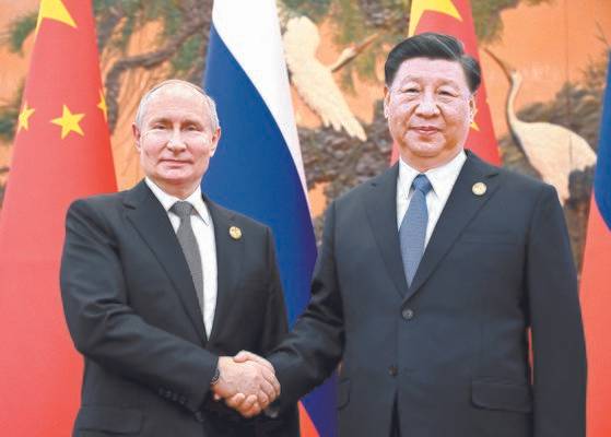 지난해 10월 18일 블라디미르 푸틴 러시아 대통령(왼쪽)과 시진핑 중국 국가주석이 정상회담에 앞서 악수하고 있다. 타스=연합뉴스