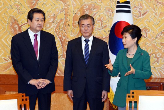 2015년 3월 청와대에서 열린 대통령-여야대표 3자회동에서 박근혜 대통령(오른쪽부터)과 문재인 새정치민주연합 대표, 김무성 새누리당 대표가 이야기를 나누고 있다. 청와대사진기자단