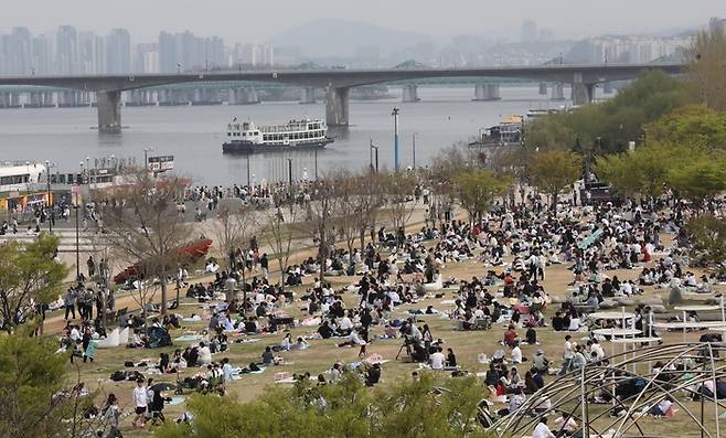 이달 10일 서울 여의도 한강공원에서 시민들이 봄 정취를 느끼며 쉬고 있다. 김창길기자