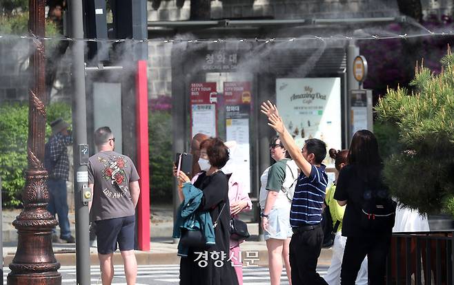 초여름 날씨를 보였던 지난 18일 외국인 관광객들이 청와대 분수대 앞 쿨링포그 아래에서 더위를 식히고 있다. 정지윤 선임기자
