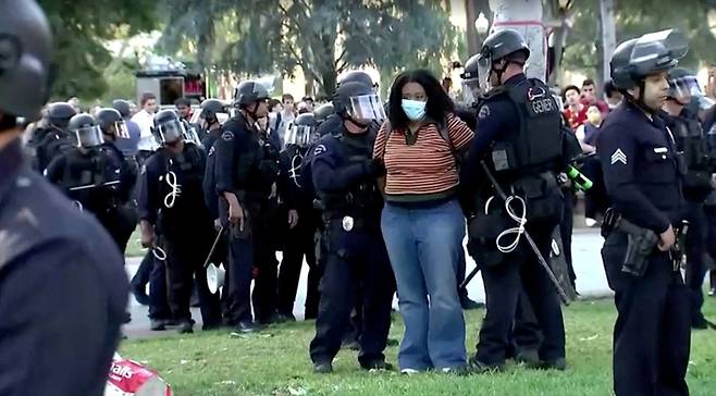 지난 24일(현지시간) 미국 캘리포니아주 서던캘리포니아대(USC)에서 가자지구에서 일어나는 전쟁에 반대하는 시위대가 경찰에 연행되고 있다. 로이터연합뉴스
