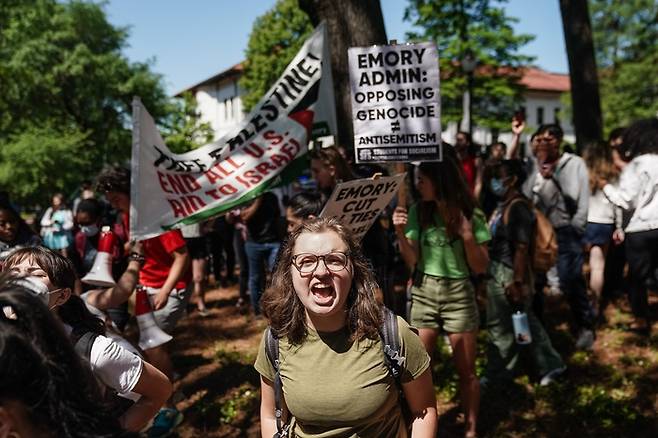 25일(현지시간) 조지아주 에머리대 학생들이 반전 시위를 진행하고 있다. AFP연합뉴스