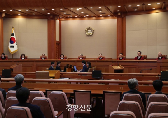 Constitutional Court President Lee Jong-seok and judges sit in the grand jury room of the Constitutional Court in Jongno-gu, Seoul, on Friday to decide on the unconstitutionality of the fuel subsidy system. By Chung Hyo-jin