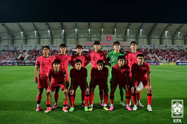한국 23세(U-23) 이하 축구대표팀이 26일(한국시간) 카타르 도하 압둘라 빈 칼리파 스타디움에서 열린 2024 AFC U-23 아시안컵 8강전 한국과 인도네시아의 경기에 앞서 팀포토를 찍고 있다. 대한축구협회 제공