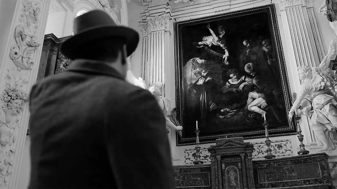 '리플리 : 더 시리즈'에서 톰 리플리가 카라바조의 그림을 보는 장면.  넷플릭스