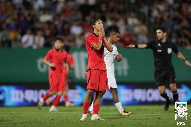 엄지성의 적극적인 플레이가 만든 인도네시아의 자책골, 그러나 대한민국은 전반을 1-2로 밀렸다. 사진=대한축구협회 제공