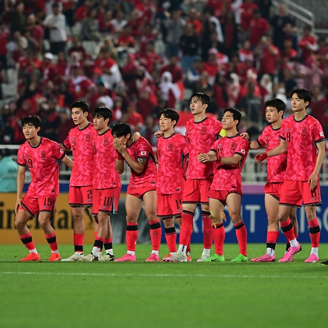 2024 AFC U-23 8강 인도네시아전 승부차기 실축이 나오자 한국 선수들이 안타까워하고 있다. 사진=대한축구협회 제공
