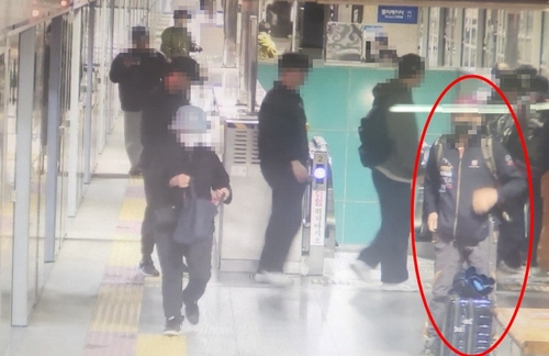 A 씨가 일본인 관광객이 지하철에 두고 내린 여행가방을 챙겨 내리고 있는 모습. 서울경찰청 지하철경찰대 제공
