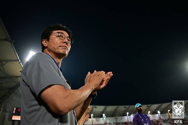26일(한국시간) 카타르 도하 압둘라 빈 칼리파 스타디움에서 열린 2024 AFC U-23 아시안컵 8강전 한국과 인도네시아의 경기에 앞서 황선홍 감독이 선수들을 독려하고 있다. [연합]