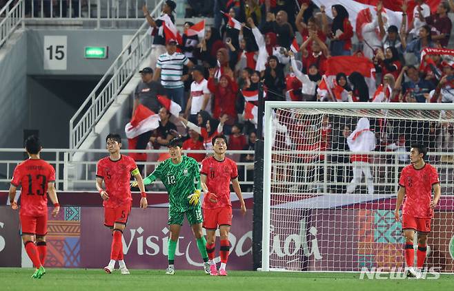 [도하(카타르)=뉴시스] 황준선 기자 = 25일(현지시간) 카타르 도하 압둘라 빈 칼리파 스타디움에서 열린 2024 아시아축구연맹(AFC) U-23 아시안컵 8강전 대한민국과 인도네시아의 경기, 전반 역전골을 허용한 한국 선수들이 아쉬워하고 있다. 2024.04.25. hwang@newsis.com