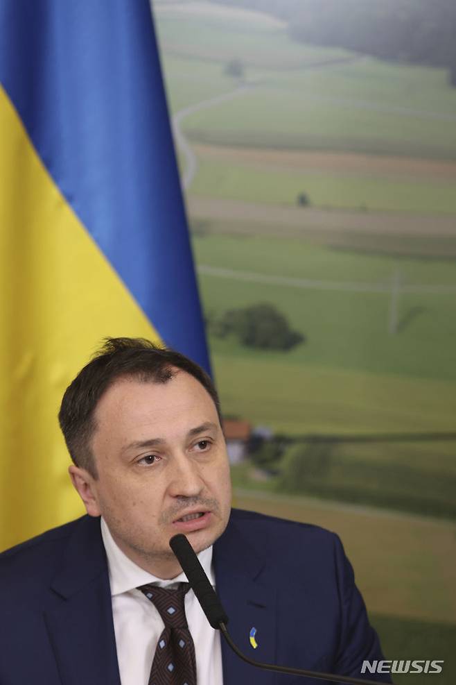 [바르샤바=AP/뉴시스] 부패 의혹이 제기된 미콜라 솔스키(44) 우크라이나 농업장관이 사의를 표명했다. 그는 현재 우크라이나 행정부에서 부패 사건에 연루된 최고위직 인사라는 오명을 쓰게 됐다. 사진은 솔스키 장관이 2022년 5월16일(현지시각) 폴란드 바르샤바에서 기자회견에 참석한 모습. 2024.04.26.