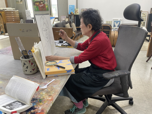 윤석남이 자신의 작업실에서 한 여성 독립운동가의 초상을 그리고 있다. 사진=서지혜 기자