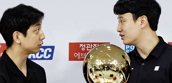 허재 전 농구대표팀 감독의 아들인 허훈(왼쪽)과 허웅이 25일 서울 KBL센터에서 열린 프로농구 챔피언결정전 미디어데이에서 트로피를 사이에 놓고 서로를 바라보고 있다. 연합뉴스