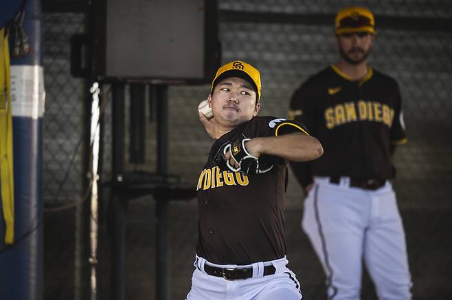 PEORIA, ARIZONA - FEBRUARY 14: Woo-Suk Goo #21 of the San Diego Padres pitches during a bullpen session during the daily workout at Peoria Sports Complex on February 14, 2024 in Peoria, Arizona. (Photo by Matt Thomas/San Diego Padres/Getty Images)