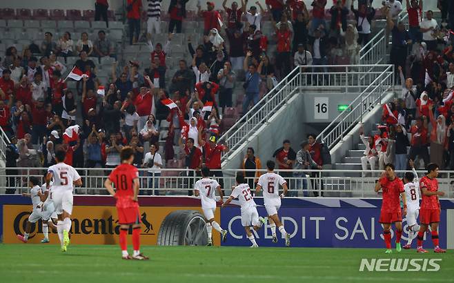카타르 도하 압둘라 빈 칼리파 스타디움에서 열린 2024 아시아축구연맹(AFC) U-23 아시안컵 8강전 대한민국과 인도네시아의 경기, 선취골을 넣은 인도네시아 라파엘 스트라윅과 선수들이 기뻐하고 있다. /사진제공=뉴시스