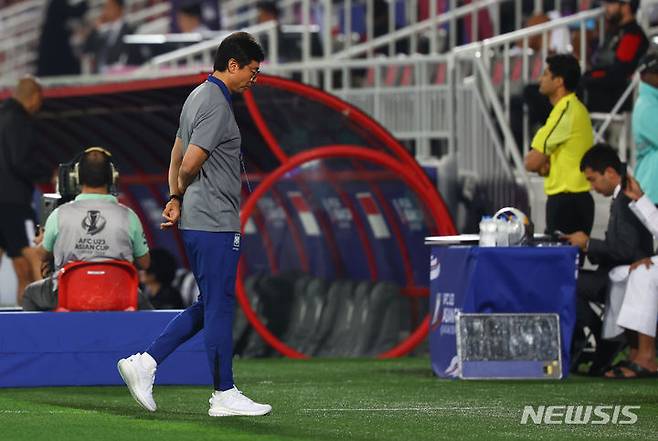 황선홍 감독이 26일(한국시간) 카타르 도하의 압둘라 빈 칼리파 스타디움에서 열린 한국 대 인도네시아의 '2024 아시아축구연맹(AFC) U-23 아시안컵' 8강전에서 바닥을 보고 있다./사진=뉴시스
