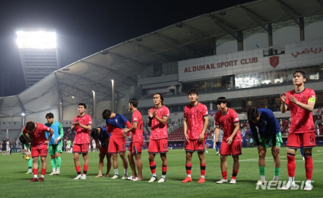 한국 U-23 축구대표팀 선수들이 26일(한국시간) 카타르 도하의 압둘라 빈 칼리파 스타디움에서 열린 인도네시아의 '2024 아시아축구연맹(AFC) U-23 아시안컵' 8강전에서 패한 뒤 관중들에게 인사하고 있다. /사진=뉴시스