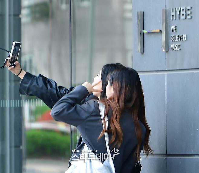 하이브 사옥을 찾은 관광객이 기념촬영에 나서고 있다. <강영국 기자>