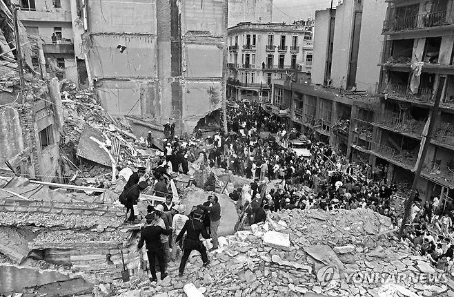 1994년 아르헨티나·유대인친선협회 폭탄 테러 사건 당시 현장 [AFP 연합뉴스 자료사진. 재판매 및 DB 금지]