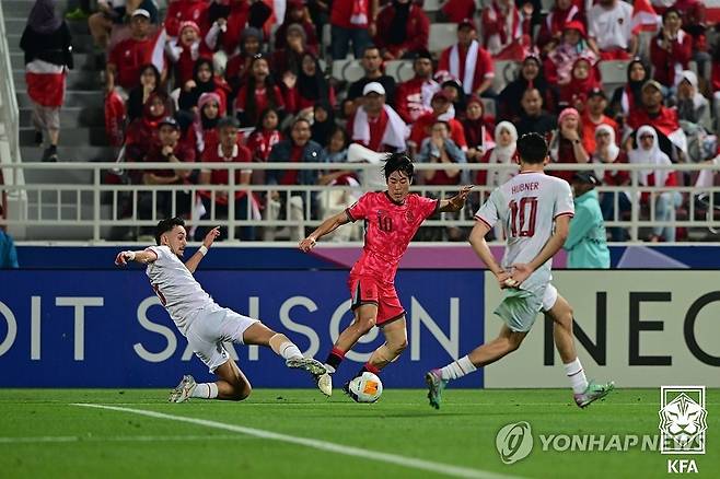 돌파 시도하는 홍윤상 (서울=연합뉴스) 26일(한국시간) 카타르 도하 압둘라 빈 칼리파 스타디움에서 열린 2024 아시아축구연맹(AFC) 23세 이하(U-23) 아시안컵 8강 한국과 인도네시아의 경기. 한국 홍윤상이 돌파를 시도하고 있다. 2024.4.26 photo@yna.co.kr