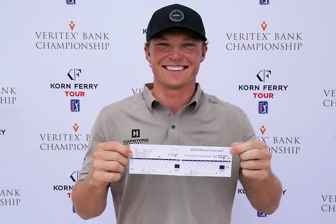 프랭키 카판이 26일(한국시간) 열린 PGA 콘페리 투어 베리텍스뱅크 챔피언십 1라운드에서 꿈의 58타를 친 뒤 스코어카드를 들어 보이고 있다. (사진=AFPBBNews)