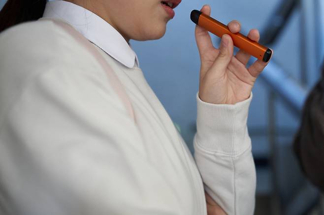 담배를 피거나 전자담배를 흡입하는 여성의 항뮐러관호르몬(AMH) 수치가 훨씬 낮다는 것을 발견했다. [사진=게티이미지뱅크]