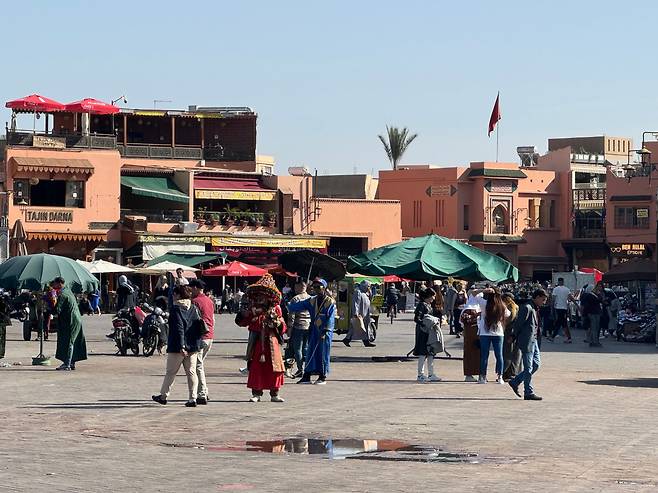 모로코 마라케시(Marrakesh)의 ‘제마 엘 프나(Jemaa el-Fna)’ 광장. 활발한 상거래가 이루어지는 시장과 더불어 사회활동과 대중문화의 핵심 장소다.