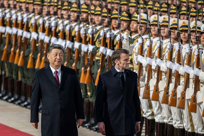 작년 4월 6일 시진핑(왼쪽) 중국 국가주석과 에마뉘엘 마크롱 프랑스 대통령이 베이징 인민대회당에서 의장대를 사열하고 있다. 마크롱 대통령은 시진핑의 초청을 받아 방중했다./로이터