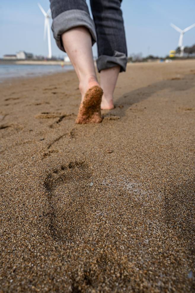 지구의 한구석, 대부도 방아머리 해변에 발 도장을 찍는다. 염분을 촉촉하게 머금은 해변 맨발 걷기를 맨발 걷기 동호인들은 '수퍼 어싱'이라 부른다. / 임화승 영상미디어 기자