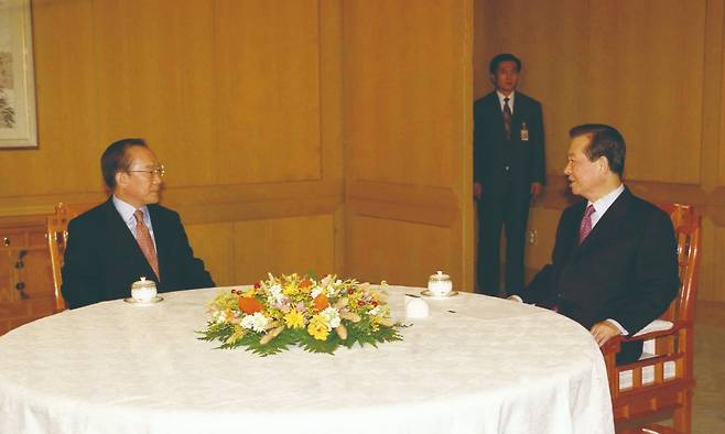 2001년 10월 김대중 당시 대통령이 이회창 당시 한나라당 대표와 청와대에서 영수회담을 하고 있다. /정부기록사진집