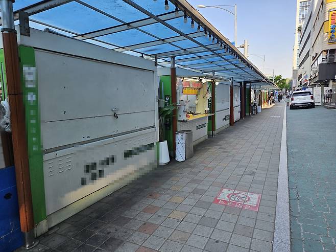 지난 22일 오후 방문한 서울 노량진 컵밥거리 일부 가게 문이 닫혀있다. /방재혁 기자