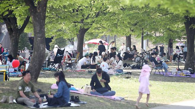 전국적으로 초여름 날씨를 보인 14일 서울 여의도 한강공원에서 시민들이 나무 그늘 밑에 텐트를 치고 더위를 식히고 있다. / 뉴스1