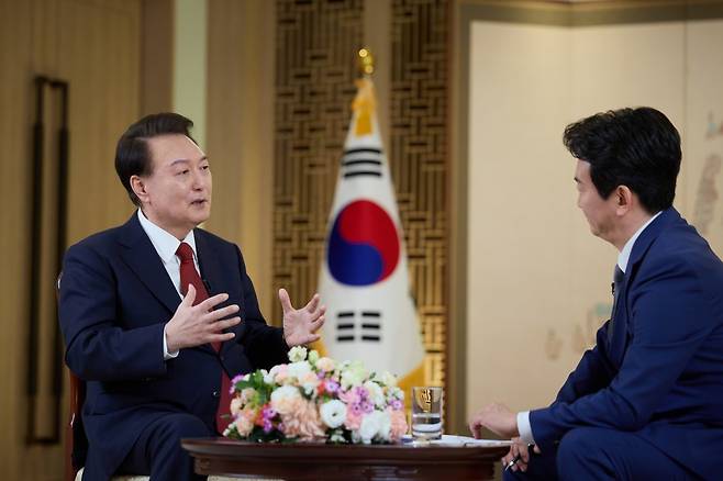 올해 2월 윤석열 대통령이 KBS에 출연해 신년 대담을 하는 모습. 대통령실 제공