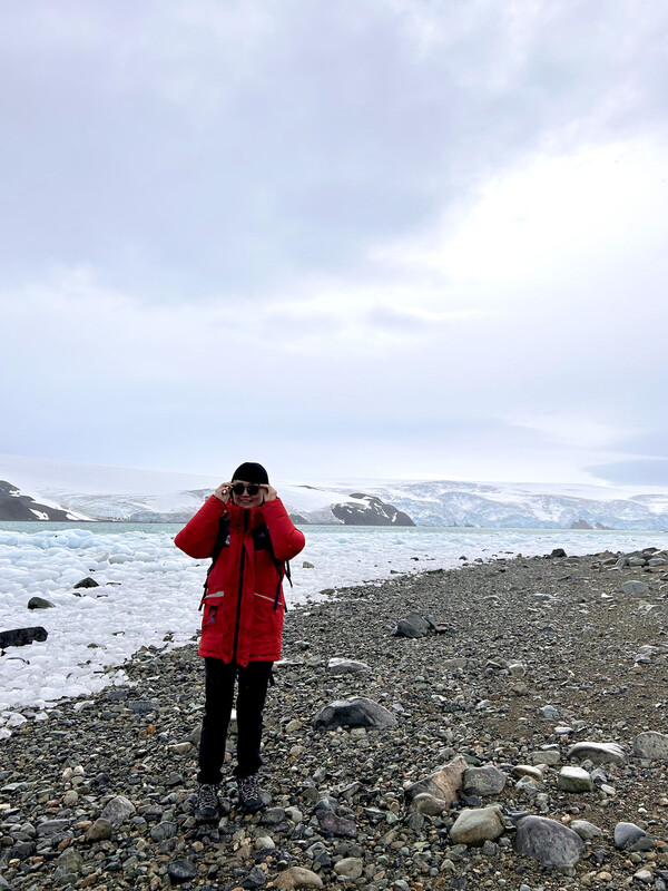 온난화의 영향으로 남극의 여름은 어느 때보다 푸르렀고 나는 일부러 얼음이 있는 곳을 찾아 사진을 찍어보기도 했다.
