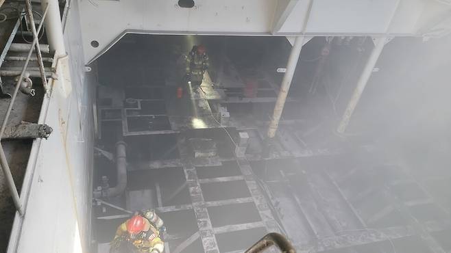 경남 거제시 한 수리조선소의 선박에서 페인트 제거 작업 도중 불이 나서 11명이 다쳤다. 경남소방본부 제공