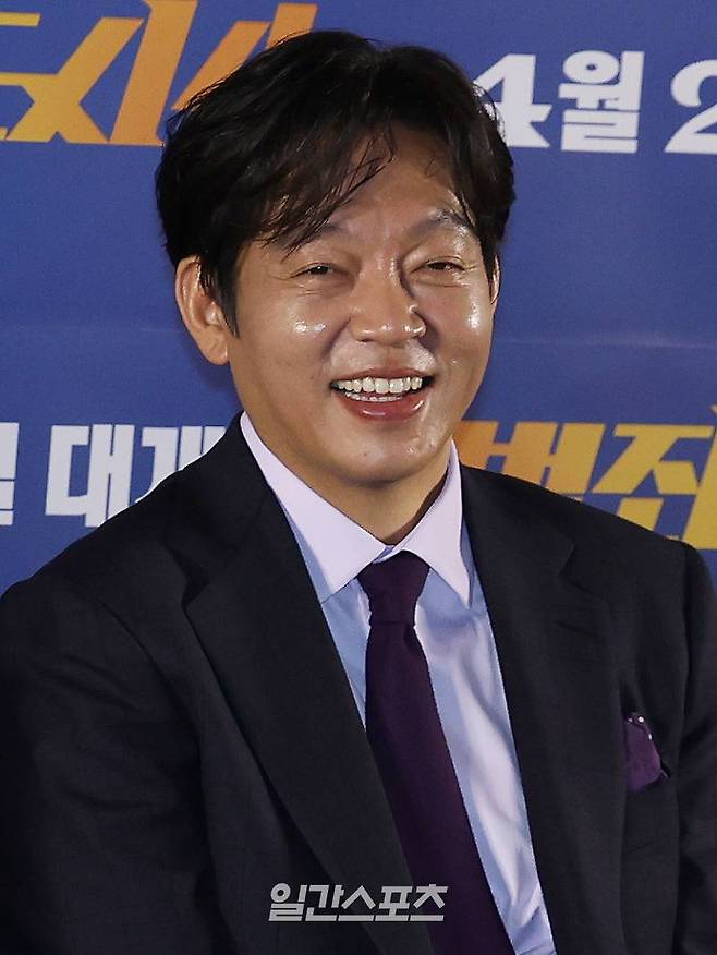 배우 박지환이 15일 오후 서울 강남구 메가박스 코엑스에서 열린 영화 '범죄도시4' 언론배급시사회 및 기자간담회에 참석해 취재진과의 질의 응답 시간을 갖고 있다. '범죄도시4'는 형사 마석도가 대규모 온라인 불법 도박 조직을 움직이는 특수부대 용병 출신 백창기와 IT 기업 천재 CEO 장동철을 소탕하기 위해 나서면서 벌어지는 이야기를 그린다. 오는 24일 개봉. 서병수 기자 qudtn@edaily.co.kr /2024.04.15/