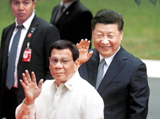 지난 2018년 로드리고 두테르테 당시 필리핀 대통령과 시진핑 중국 국가주석이 마닐라에서 만난 모습. 로이터=연합뉴스