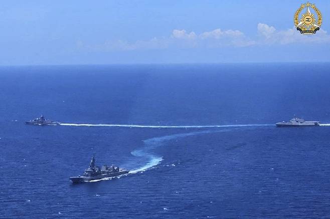 지난 7일(현지시간) 남중국해에서 필리핀, 호주, 일본, 미국이 합동 해군 훈련을 벌이고 있다.  AP 연합뉴스 자료사진